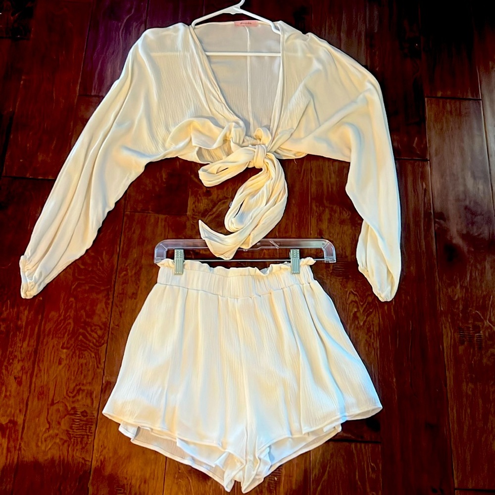 Amable small, 2-piece short set. Crop top with tie. Long sleeve.